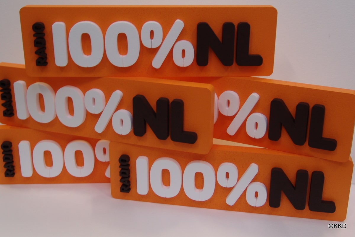 Piepschuim logo’s Radio 100% NL