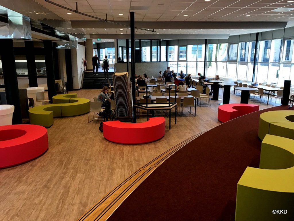 Schoolmeubilair voor de Marianum school, foto 2