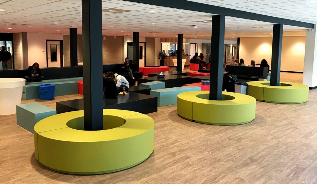 Schoolmeubilair voor de Marianum school, foto 3